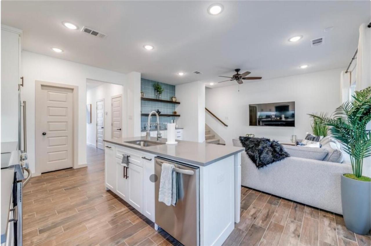 Stylish Townhome Near At&T Stadium, Globe Life, Six Flags & More Arlington Ngoại thất bức ảnh